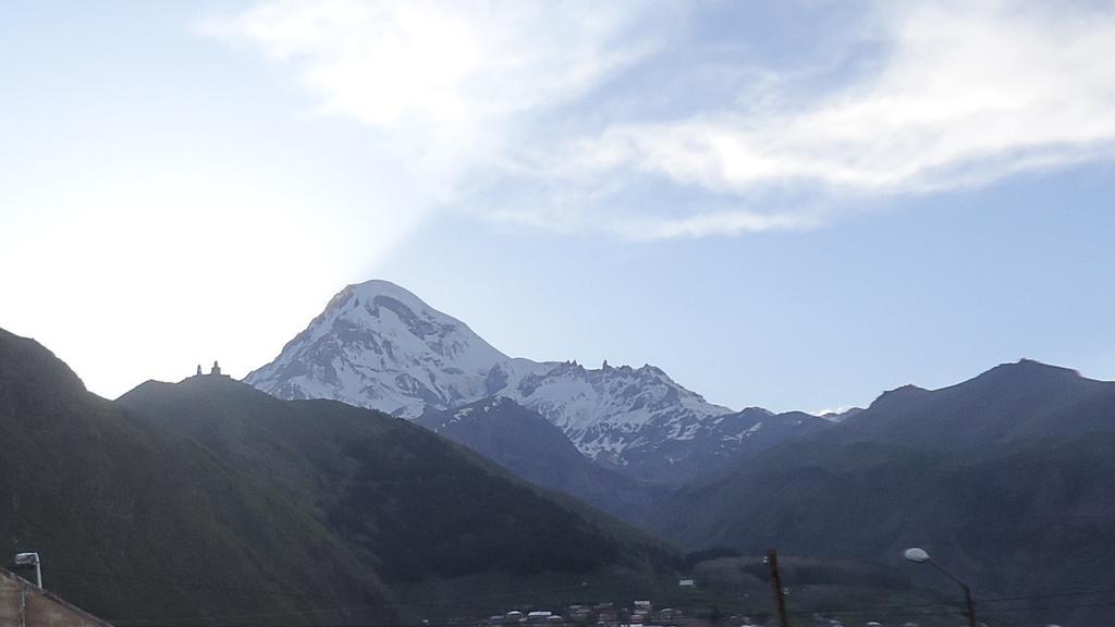 Maka`s Guest House Kazbegi Bagian luar foto